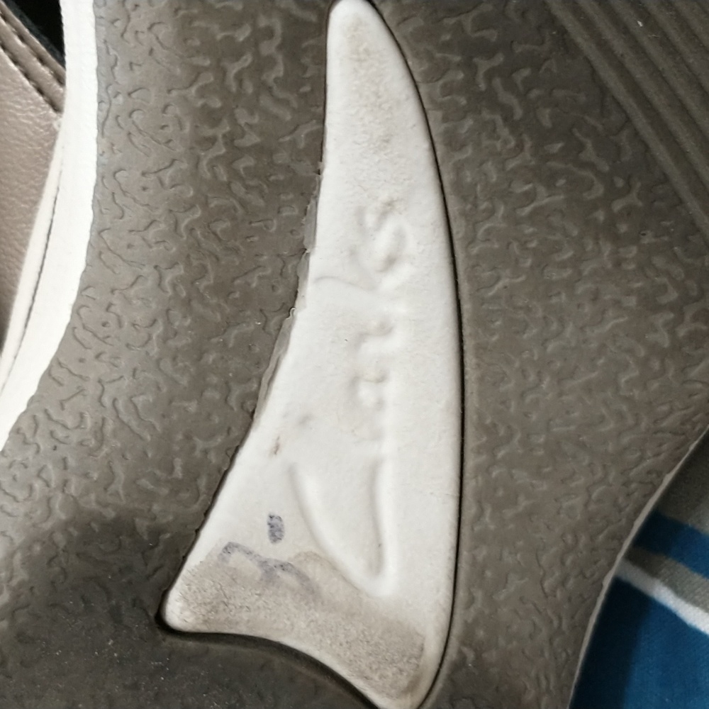 Size 6 cloud steppers by Clarks to tell Gray gently worn - Picture 7 of 7